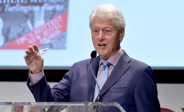 Бившият американски президент 1993 2001 Бил Клинтън и авторът