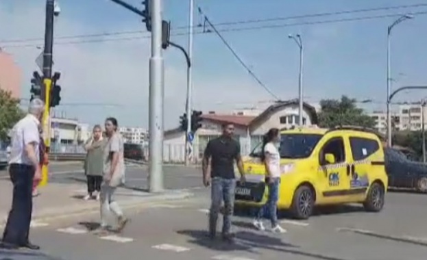 Дядо чичо и внуче са задържани за побоя над шофьор