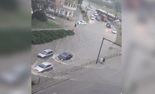 Порой във Варна За минути улиците в морския град се