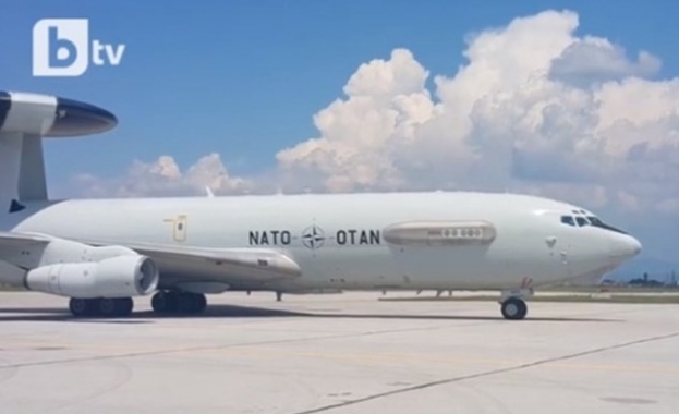 Току що самолет АУАКС кацна на летище София Самолетът е част