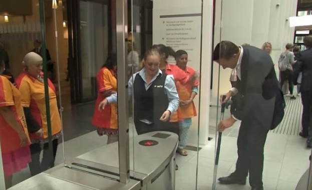 Холандският премиер Марк Рюте почисти сам разлятото си кафе и