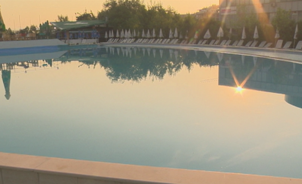До момента няма отклонения във водата на откритите плувни басейни
