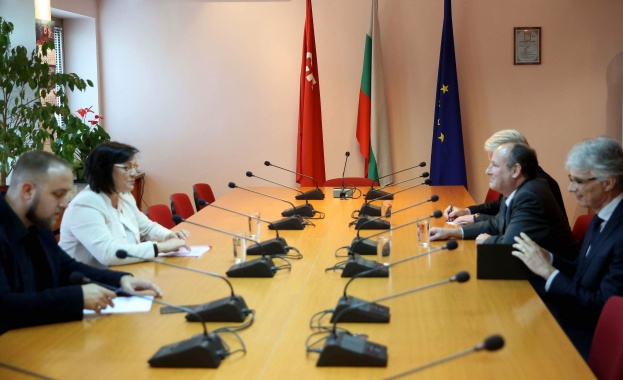 Председателят на БСП Корнелия Нинова проведе среща в централата на