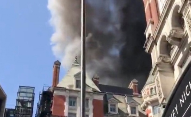 Зрелищен пожар обхвана петзвезден хотел в центъра на Лондон Огънят