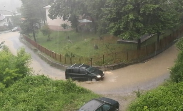 Пороен дъжд продължил половин час наводни улиците на Смолян Шахтите