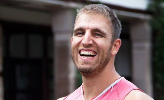 Фитнес инструкторът Лазар Радков заедно със свои съмишленици в 12 20