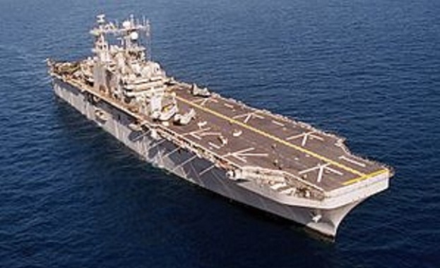 Законопроектът разрешава изпращането на американски десантен самолетоносач до Япония с