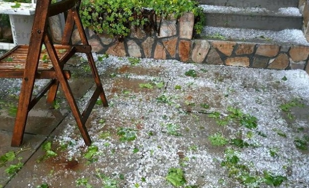 Зверска градушка се изсипа за броени минути над благоевградските села