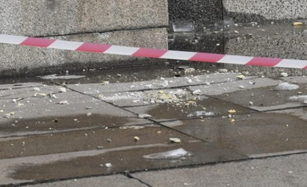 Мазилка от рушащата се сграда на бившия битов комбинат в