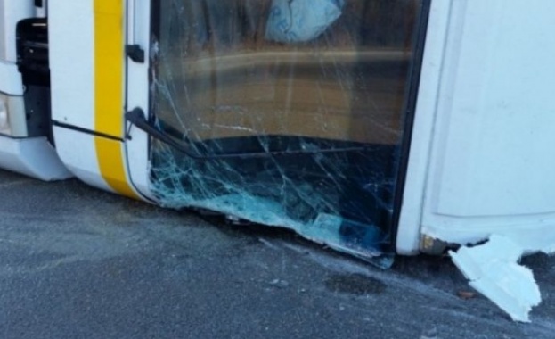 Шестима души пострадаха след като тир удари бус в Ришкия