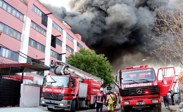 Пожар е избухнал във фабрика за платове и прежди в