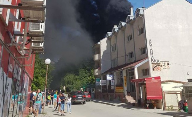 Гори част от покрива на Средното училище Васил Левски в