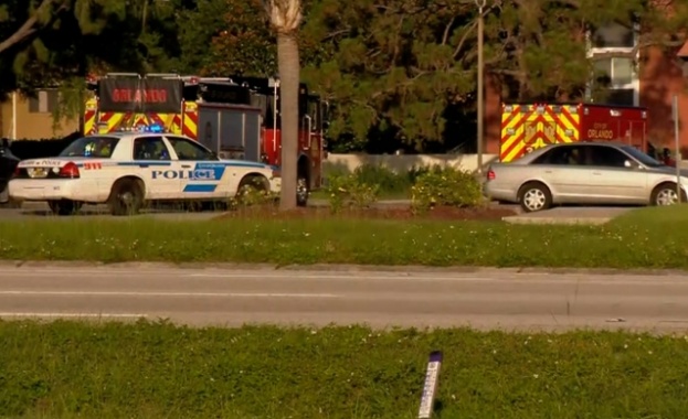 Въоръжен мъж простреля полицай и взе четири деца за заложници