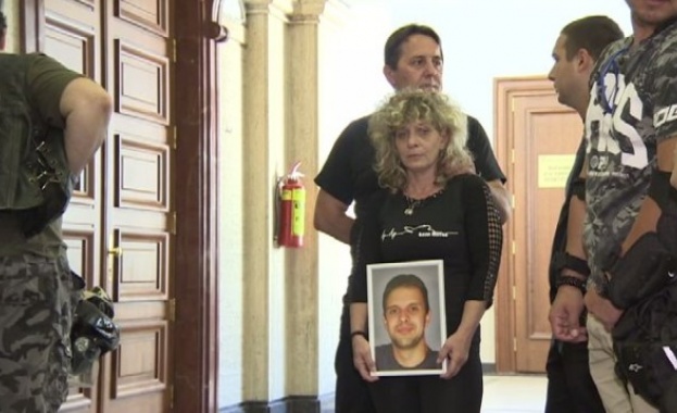 Мотористи се събраха на мълчалив протест пред Съдебната палата в