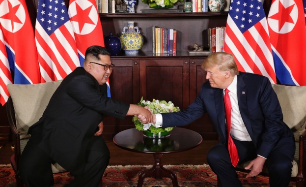 Около 48 минути продължи срещата на четири очи в Сингапур