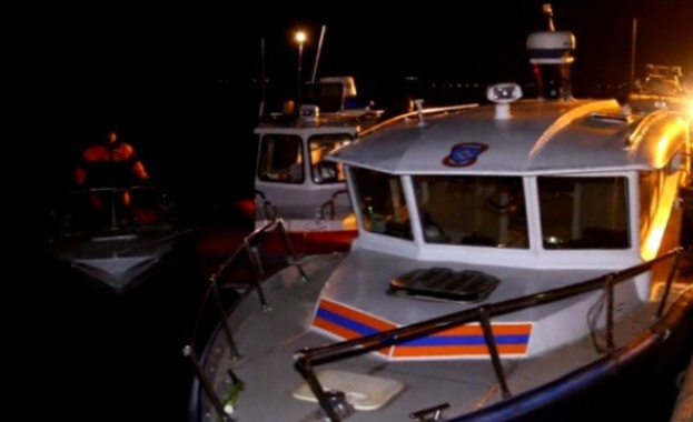 Най малко 10 души загинаха при сблъсък между катамаран и баржа