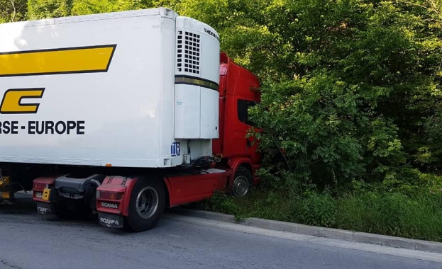 Петима от пострадалите при катастрофата между тир и миниван в