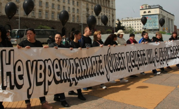 Родители на деца с увреждания продължават с протестите си въпреки