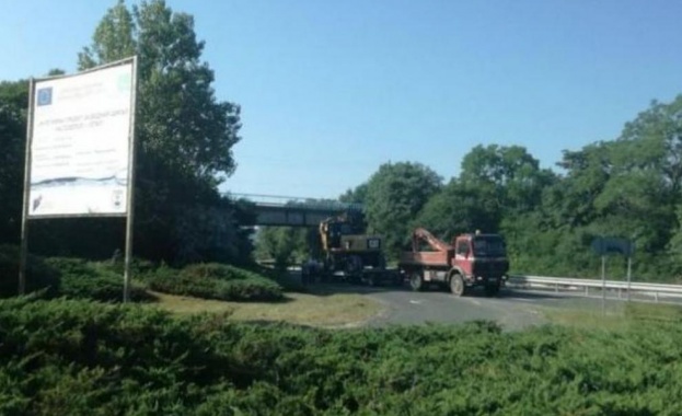 Стрелката на кран дърпан от тежкотоварен камион движещ се по