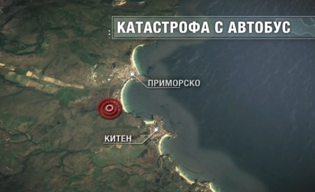 Автобус с 40 деца и автомобил катастрофираха на пътя Китен