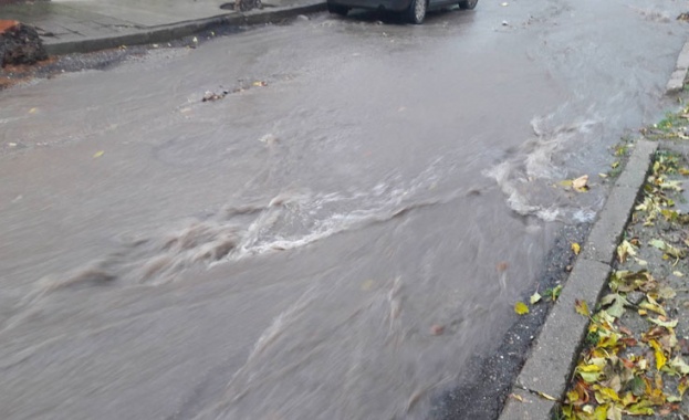 Проливни дъждове съпроводени от силен вятър и гръмотевични бури предизвикаха