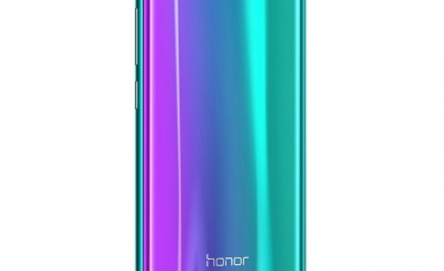 Honor 10, най-новият флагман на Huawei, вече от близо половин