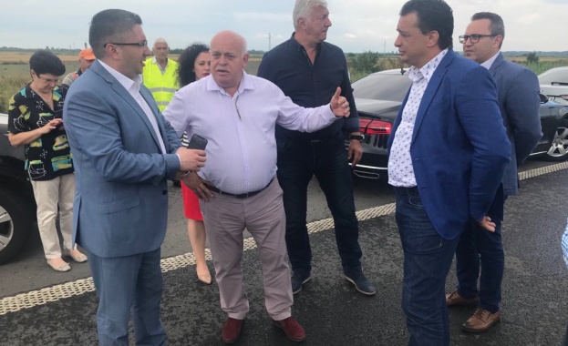 Над 135 000 т асфалт и 92 км мантинели са