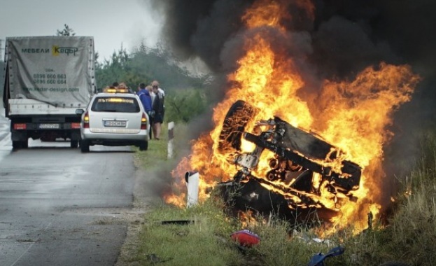 Автомобил изгоря на автомагистрала Тракия малко след Вакарел по посока