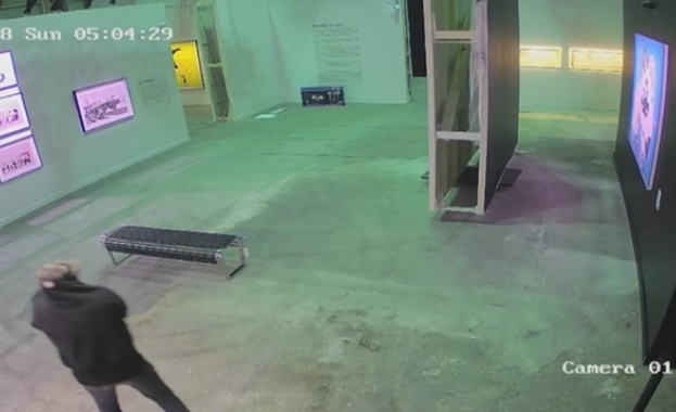 Канадската полиция издирва нагъл крадец който задигнал картина на анонимния