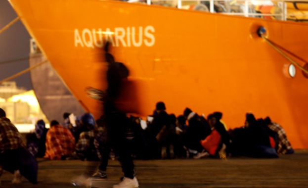 Хуманитарният кораб Акуариус и двата придружаващи го италиански кораба с