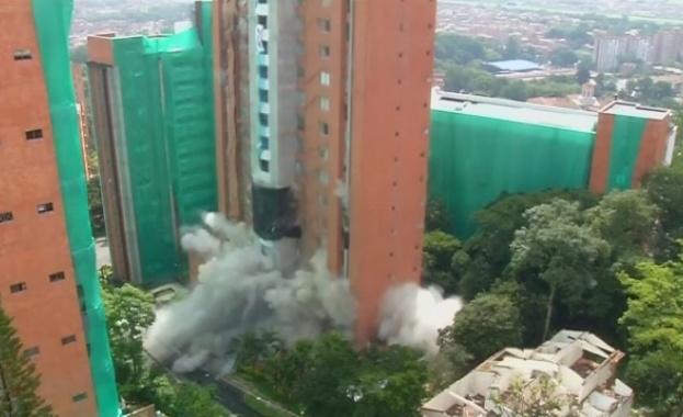 54-метрова сграда в Колумбия беше разрушена със зрелищна експлозия. Унищожаването