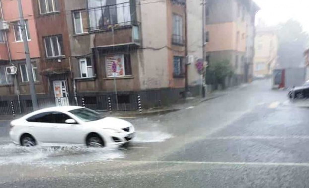 Пороен дъжд и градушка се изсипаха в неделя следобед над