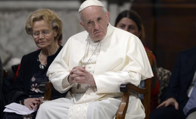 Само хетеросексуални двойки могат да създават семейство, каза папа Франциск,