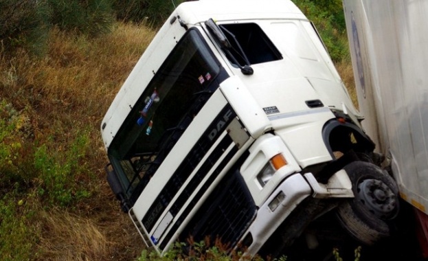 Аварирал ТИР затруднява движението на главен път Е 79 край Видин