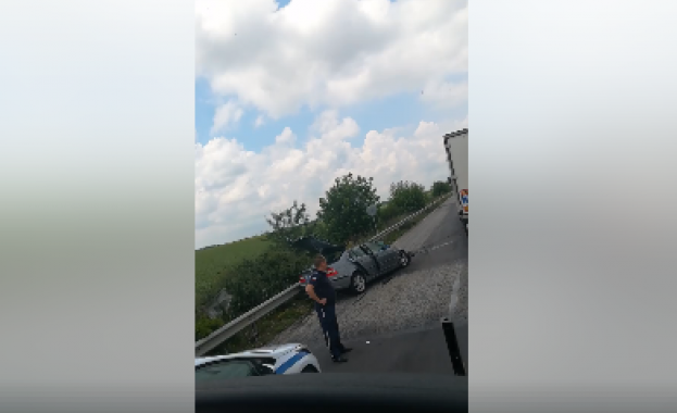 Тежка катастрофа между две коли затруднява преминаването по пътя Плевен Ябланица