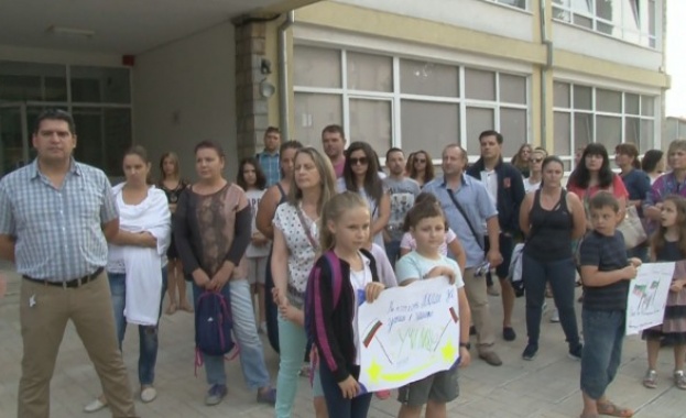 Начално училище Васил Левски във варненския кв Аспарухово стои празно