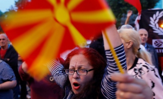Голям протест в Скопие снощи след подписването на историческия договор