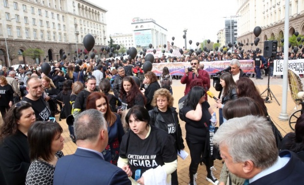 Протестиращите майки на деца с увреждания заедно с омбудсмана Мая