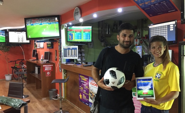 Стотици награди ключодържатели шапки грил сетове и футболни топки