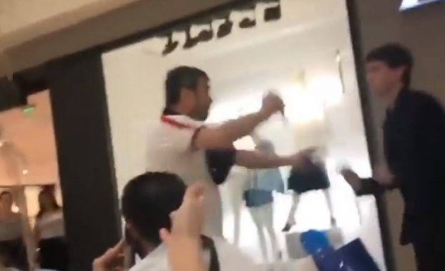 Мъж посегна с нож на охранител в столичен мол Видео