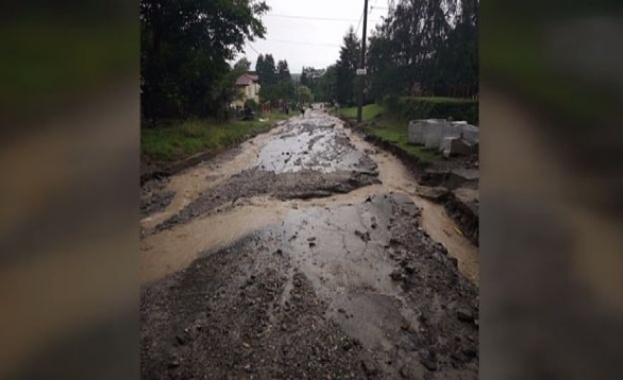 Поройният дъжд вчера буквално отнесе улица Стефан Стамболов в Бистрица