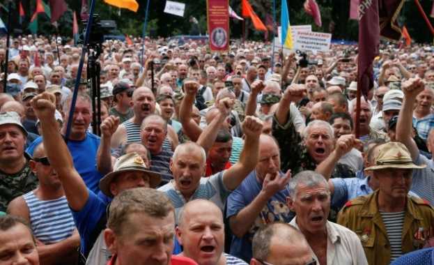 Около 1000 демонстранти опитаха днес да преминат през защитните ограждения