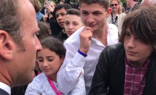 Видеоклип в който френският президент Еманюел Макрон скастри тийнейджър използвал