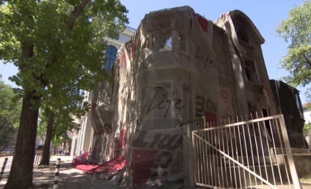 Статутът на паметник на културата на Двойната къща в София