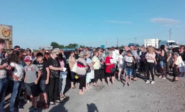 Десетки жители на Ахелой се събраха на протест заради новия