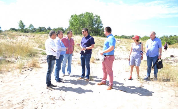 Заместник министърът на регионалното развитие и благоустройството Валентин Йовев заедно с