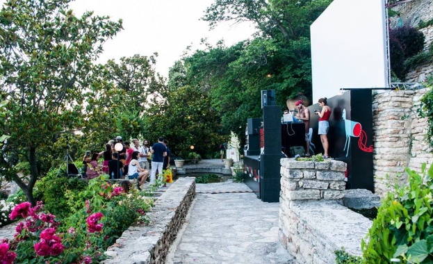 Сцената на брега на морето ще посрещне гост диджеи от