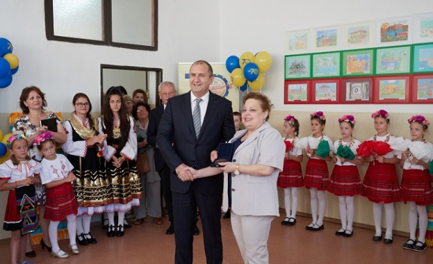 Държавният глава Румен Радев удостои Българското средно образователно училище „Христо