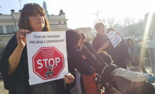 Протестиращите майки на деца с увреждания настояват незабавно да се
