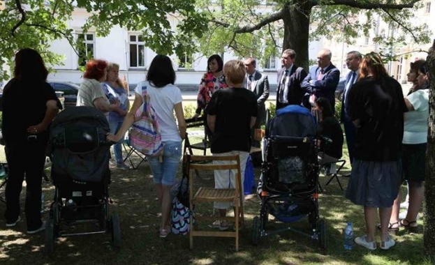 Срещнахме се с майките на деца с увреждания пред парламента